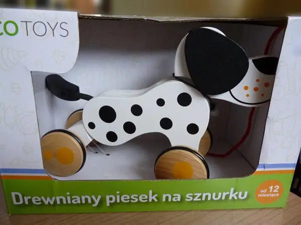 Photo from the official notice: ECOTOYS Drewniany piesek na sznurku pull-along toy — strangulation risk