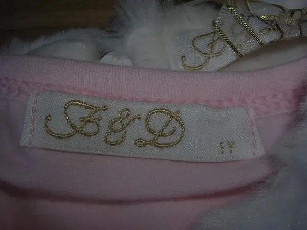 Foto do aviso oficial: F&amp;D GY.egyuettes Conjunto de roupas para crianças — risco: Engasgamento