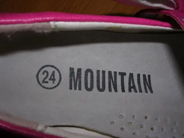 Photo de l’avis officiel: Mountain Chaussures pour filles — risque: Étouffement (A12/0128/19)