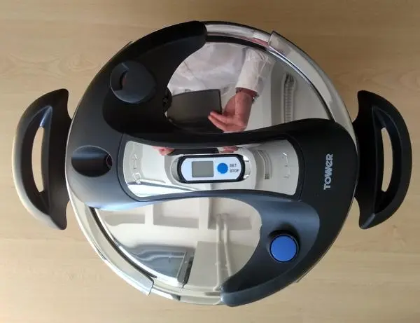 Foto aus der offiziellen Meldung: Tower Stainless Steel One-Touch Pressure Cooker Schnellkochtopf — Risiko: Verbrennungen & Verletzungen