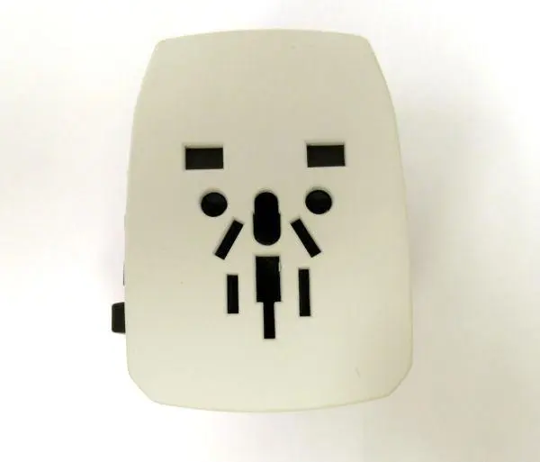 Foto aus der offiziellen Meldung: Waltter World charger Reiseadapter/USB-Ladegerät — Risiko: Elektrischer Schlag