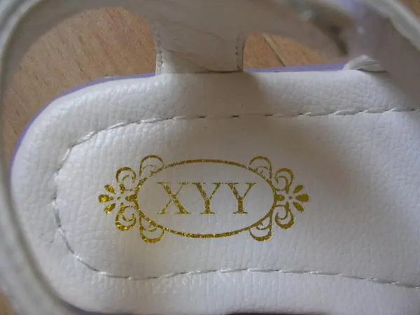 Foto aus der offiziellen Meldung: XYY Kindersandalen — Risiko: Ersticken