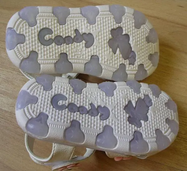 Foto aus der offiziellen Meldung: XYY Kindersandalen — Risiko: Ersticken