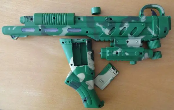 Foto uit de officiële melding: MULTIFUNCTION SHOOTING Multifunction gun Speelgoedgeweer — risico: Milieu