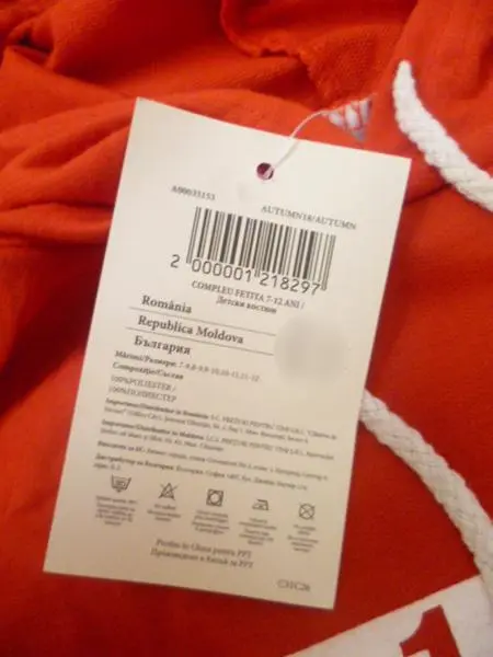 Foto uit de officiële melding: KWS, PPT Kinderkleding set — risico: Verwurging