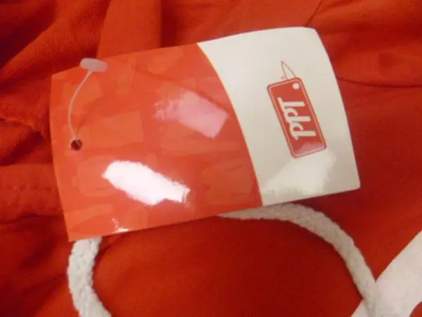 Foto uit de officiële melding: KWS, PPT Kinderkleding set — risico: Verwurging