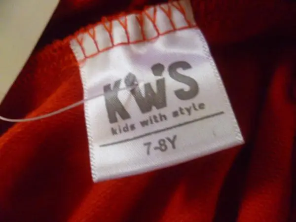 Foto uit de officiële melding: KWS, PPT Kinderkleding set — risico: Verwurging