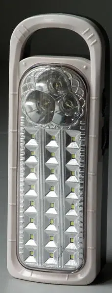 Foto aus der offiziellen Meldung: LED EMERGENCY LAMP / LED vészhelyzeti lámpa Tragbare LED-Lampe/Lampe — Risiko: Verbrennungen & Elektrischer Schlag