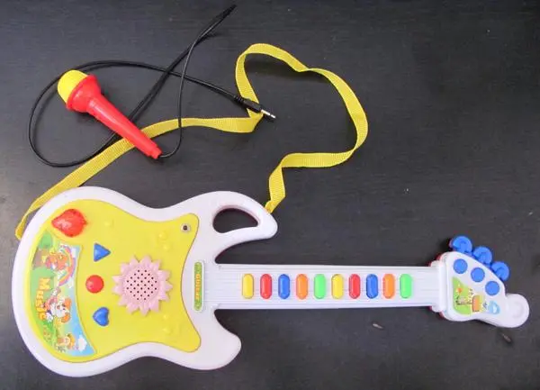 Foto aus der offiziellen Meldung: Ya Ya Toys Guitar Music Spielzeuggitarre — Risiko: Strangulierung
