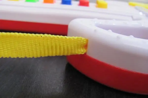 Foto aus der offiziellen Meldung: Ya Ya Toys Guitar Music Spielzeuggitarre — Risiko: Strangulierung