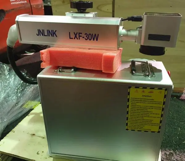 Photo de l’avis officiel: Jinan Link Manufacture &amp; Trading Co., Ltd JNLINK LXF-30W Machine de gravure laser — risque: Dommages à la vue & Blessures