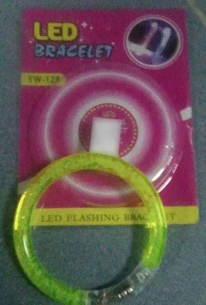 Photo de l’avis officiel: LED FLASHING BRACELET Bracelet LED — risque: Risque chimique