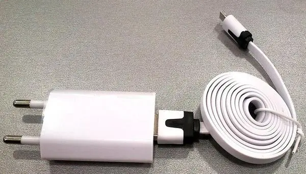 Photo de l’avis officiel: caliber Cestovní nabíječka Chargeur USB — risque: Choc électrique