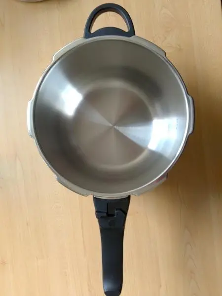 Photo de l’avis officiel: Tower 6Litre Stainless Steel Pressure Cooker Cuiseur à pression — risque: Brûlures & Blessures