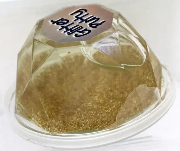 Photo de l’avis officiel: Out of the Blue Glitter Putty Jouet slime — risque: Risque chimique