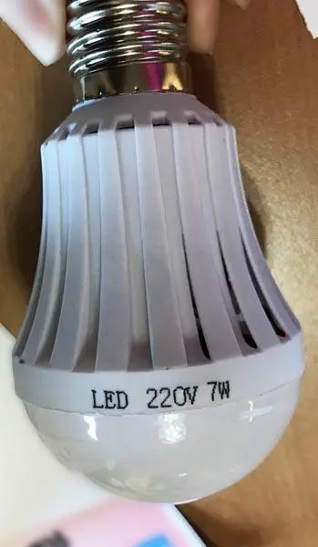 Foto del aviso oficial: DECO-LIGHT Ampoule LED de secours Avec Batterie Bombilla led con batería — riesgo: Choque eléctrico