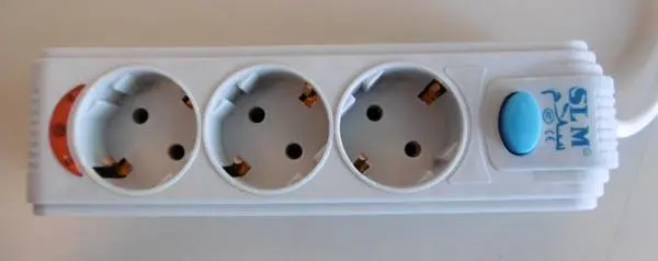 Photo de l’avis officiel: SLM Mobile Power Socket Plomb d’extension du secteur — risque: Choc électrique