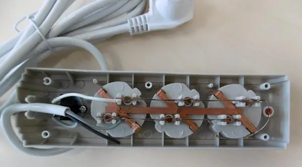 Photo de l’avis officiel: SLM Mobile Power Socket Plomb d’extension du secteur — risque: Choc électrique