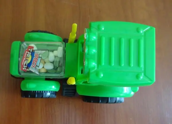 Foto uit de officiële melding: FARM MACHINE YT08276 Speedy truck Plastic speelgoed tractor — risico: Verstikking door inslikken