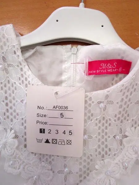Foto aus der offiziellen Meldung: M &amp; S Kleid für Mädchen — Risiko: Verletzungen (A12/1055/19)