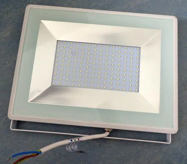 Photo de l’avis officiel: V-TAC LED Floodlight SMD Series Projecteur LED — risque: Choc électrique (A11/0052/19)