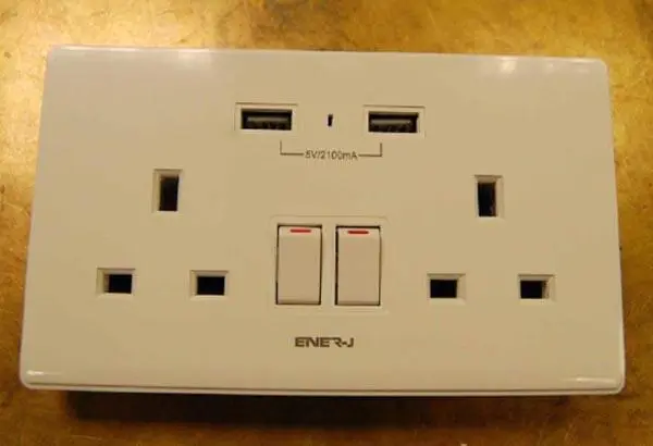 Foto do aviso oficial: Ener-J Wi-Fi Twin Wall Socket with 2 USB Ports Tomada de parede com tomadas USB — risco: Choque elétrico