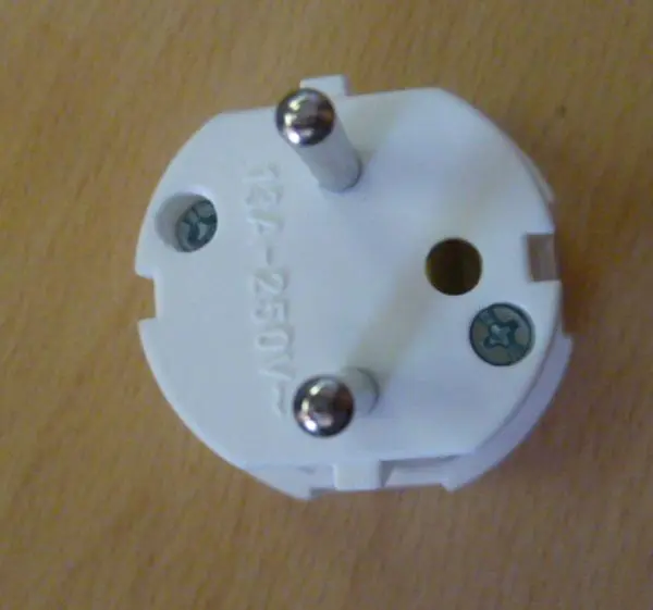 Foto aus der offiziellen Meldung: Mutlusan Reisestecker Adapter — Risiko: Elektrischer Schlag