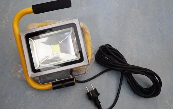 Foto aus der offiziellen Meldung: VARO POWERPLUSLIGHT POWLI233 Portable LED Floodlight LED Flutlicht — Risiko: Elektrischer Schlag
