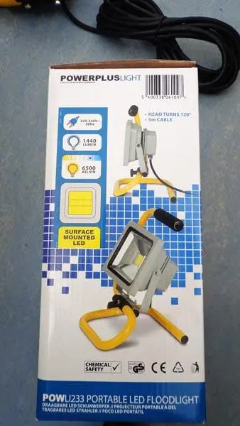 Foto aus der offiziellen Meldung: VARO POWERPLUSLIGHT POWLI233 Portable LED Floodlight LED Flutlicht — Risiko: Elektrischer Schlag