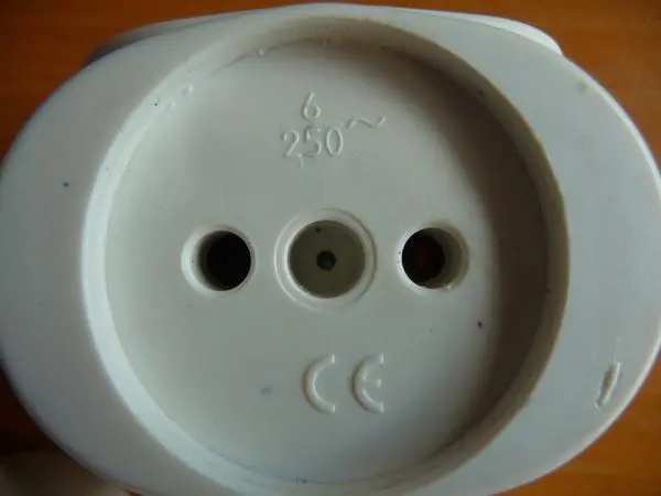 Foto do aviso oficial: Tomada multiplug — risco: Choque elétrico (A12/1389/19)
