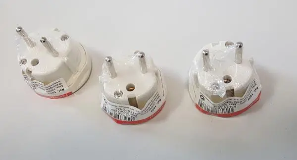 Foto aus der offiziellen Meldung: Famatel ADAPTADOR PLUG Reiseadapter — Risiko: Elektrischer Schlag