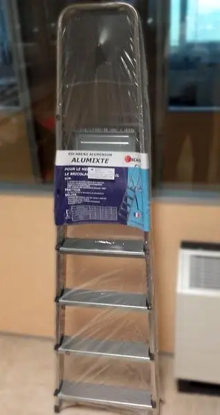 Foto uit de officiële melding: ESCALUX ALUMIXTE 4504 Trapladder — risico: Verwonding