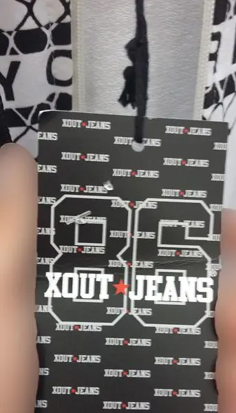 Foto uit de officiële melding: XOUT Jeans Kinder trainingspak — risico: Verwurging