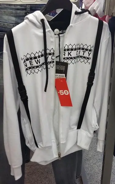 Foto uit de officiële melding: XOUT Jeans Kinder trainingspak — risico: Verwurging