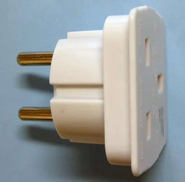 Foto aus der offiziellen Meldung: Bemko ADAPTER PL - UK Netzadapter — Risiko: Elektrischer Schlag