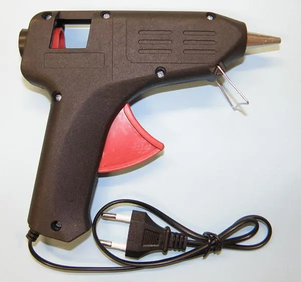Photo de l’avis officiel: Hot Melt Glue Gun Pistolet à colle — risque: Choc électrique (A12/1483/19)