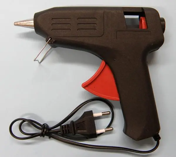 Photo de l’avis officiel: Hot Melt Glue Gun Pistolet à colle — risque: Choc électrique (A12/1483/19)