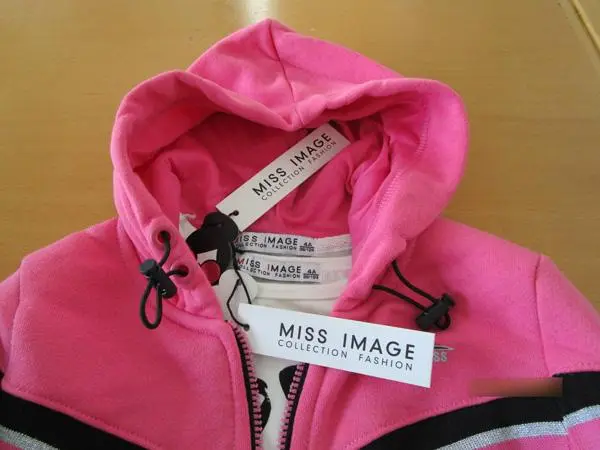 Foto uit de officiële melding: Miss Image Kinder trainingspak — risico: Verwurging
