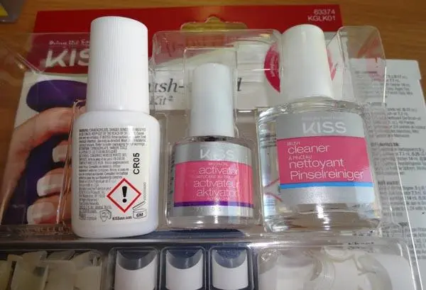 Photo de l’avis officiel: KISS Brush – on Gel Nail Kit Kit d’ongles artificiels — risque: Risque chimique