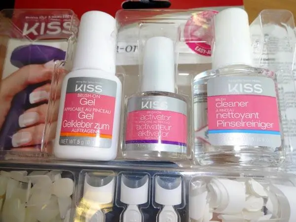 Photo de l’avis officiel: KISS Brush – on Gel Nail Kit Kit d’ongles artificiels — risque: Risque chimique