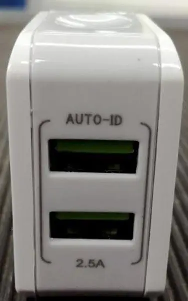 Foto uit de officiële melding: USB-opladeradapter — risico: Elektrische schok