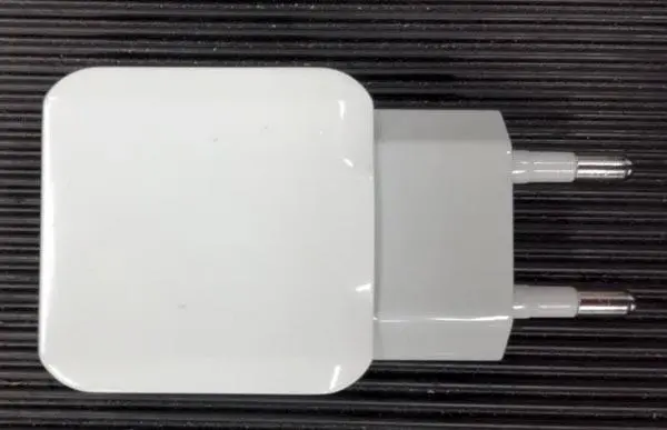 Foto uit de officiële melding: USB-opladeradapter — risico: Elektrische schok