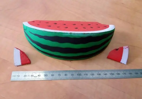 Foto uit de officiële melding: Squishy - slice of watermelon Knijpbaar speelgoed — risico: Verstikking door inslikken