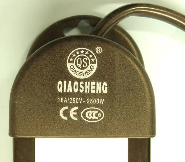 Foto aus der offiziellen Meldung: Qiaosheng DISPLACEMENT FUNCTION ADAPTER Netzverlängerungsleitung — Risiko: Elektrischer Schlag & Feuer