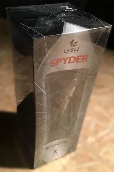 Foto uit de officiële melding: Lesli vuurwerk Spyder rockets — risico: Gehoorschade