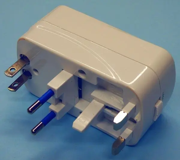 Foto aus der offiziellen Meldung: TECHly TRAVEL ADAPTER 2 USB, TRAVEL UNIVERSAL ADAPTOR Reiseadapter — Risiko: Elektrischer Schlag
