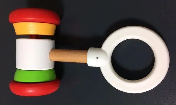 Foto aus der offiziellen Meldung: Brio Soft Hammer Rattle Rassel — Risiko: Ersticken