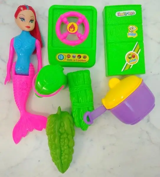 Photo de l’avis officiel: Kitchen Poupée en plastique avec accessoires — risque: Risque chimique