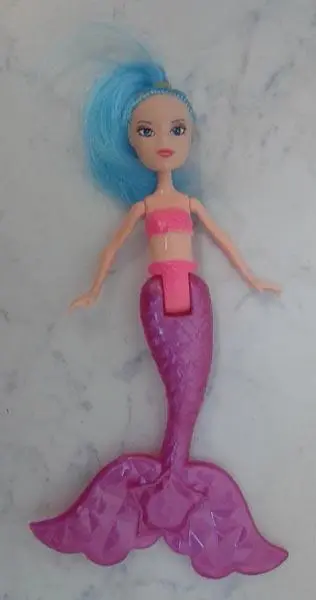 Foto do aviso oficial: Fashion Mermaid Boneca de plástico — risco: Químico (A12/1444/17)