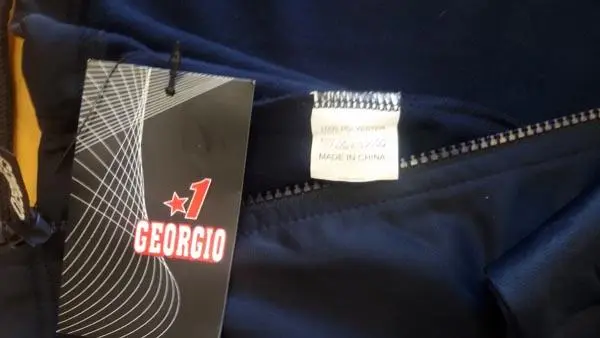 Foto uit de officiële melding: Georgio Kinder trainingspak — risico: Verwonding
